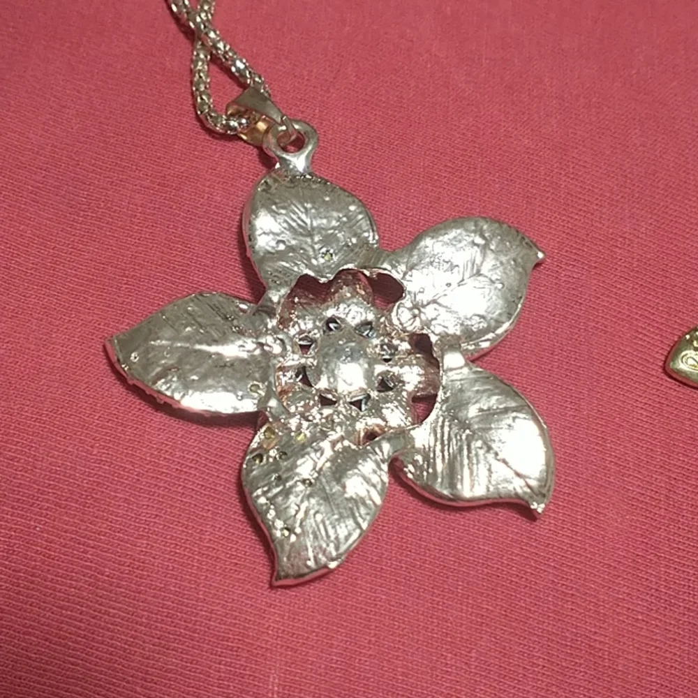 Betsey Flower Necklace! - Picture 3 of 6
